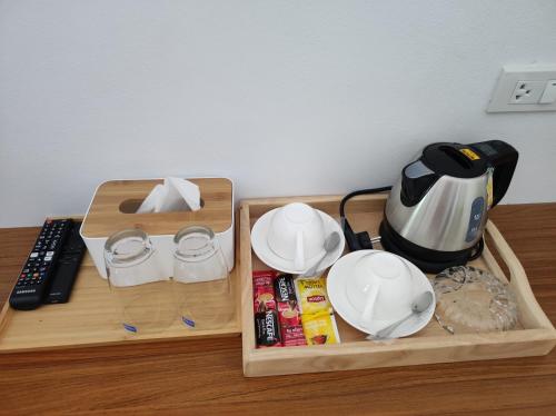 皮皮岛PP. Valentine Bungalow的两张带盘子的木制托盘和一张桌子上的茶壶