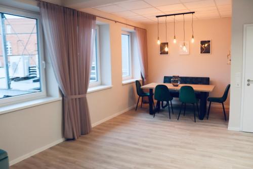 布伦瑞克Apartment im Herzen der Stadt的一间带桌椅的用餐室