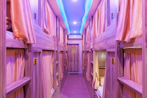 孟买New Abza Dormitory的紫色客房配有双层床和紫色天花板