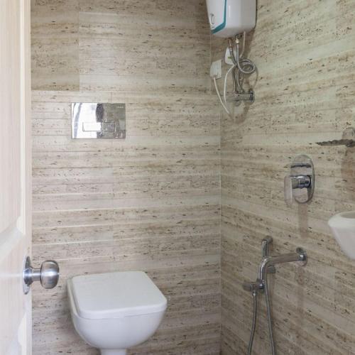 孟买New Abza Dormitory的一间带卫生间和水槽的浴室
