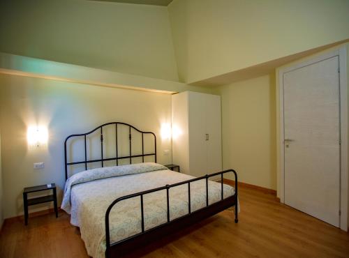 泰拉奇纳Villa Letizia的一间卧室配有一张带锻铁床头板的床