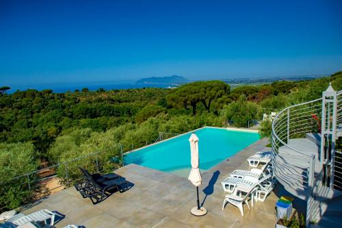 泰拉奇纳Villa Letizia的海景别墅 - 带游泳池