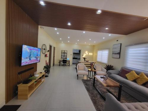 八打雁Luxury 3BR Villa w Plunge Pool near SM Batangas City- Instagram-Worthy!的带沙发和电视的客厅