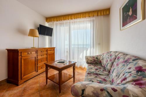 茨里克韦尼察Guest House Agava的客厅配有沙发和桌子