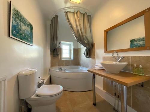 霍姆弗斯Large 4 double bedroomed townhouse in central Holmfirth的浴室配有卫生间、盥洗盆和浴缸。