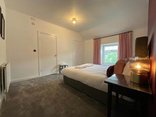 霍姆弗斯Large 4 double bedroomed townhouse in central Holmfirth的酒店客房设有床和窗户。