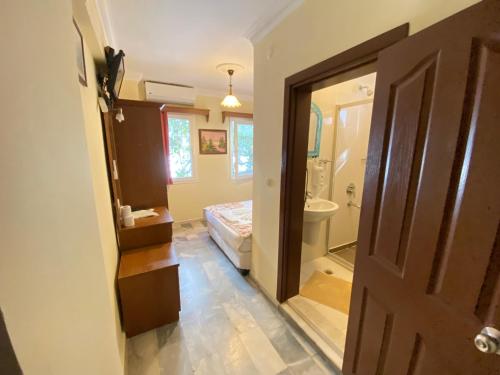 博德鲁姆西维因膳食酒店的一间带卫生间、一张床和一扇门的浴室