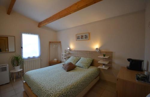 BeaulieuAu BeauLieu的一间卧室配有一张带木制床头板的床