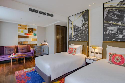 曼谷曼谷无线路英迪格酒店的一间带两张床的卧室和一间客厅