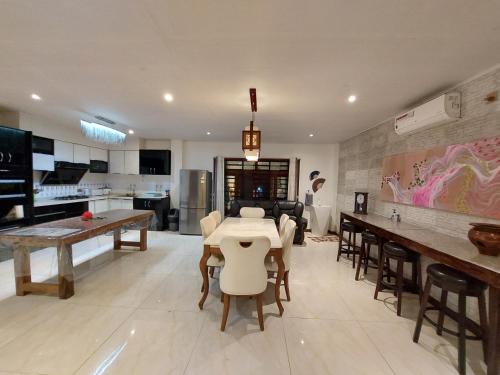 太平洋港Bula Harbour Resort Home (CFC Certified) Exclusive的厨房以及带桌椅的起居室。