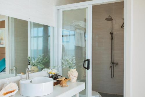 科罗尔Seaward 270 degrees deluxe ocean view room with queen bed的一间带水槽和淋浴的浴室