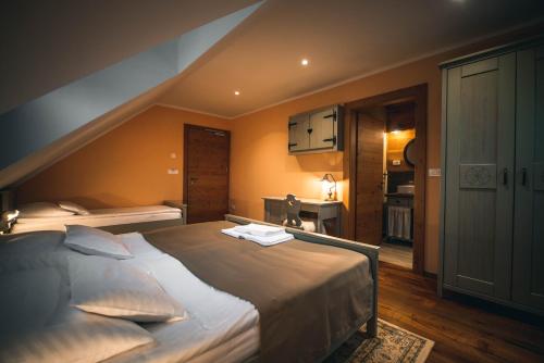 什科菲亚洛卡Hotel Zamorc的一间卧室设有一张大床,位于阁楼