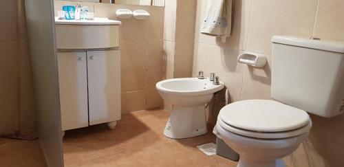 圣拉斐尔DORMIS La Faustina的浴室配有白色卫生间和盥洗盆。