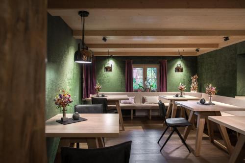 里茨勒恩Breitachhus的餐厅拥有绿色的墙壁和桌椅