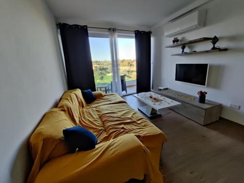 马尔萨什洛克Luxurious 2 bedroom apartment with country view的一间卧室设有一张大床和一个大窗户