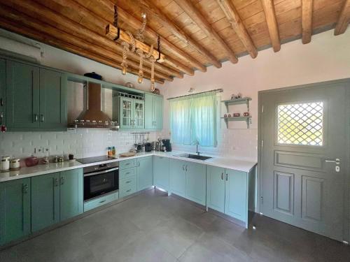 Lemon houses - Faros, Sifnos的厨房或小厨房
