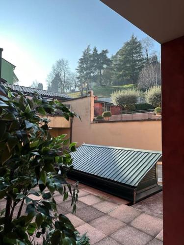 维琴察Piccolo Borgo di Raoul的享有庭院金属屋顶的景色