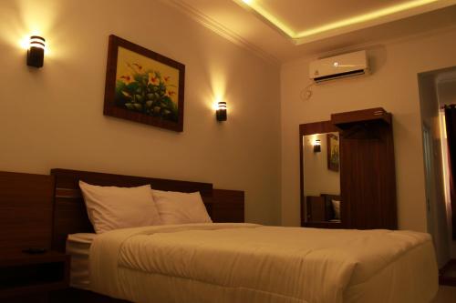 马贾伦卡Aluky Hotel的一间卧室配有一张床和镜子