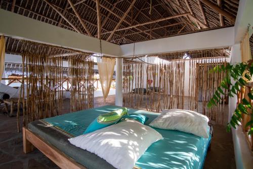 瓦塔穆Rafiki Village的一张带两个枕头的床