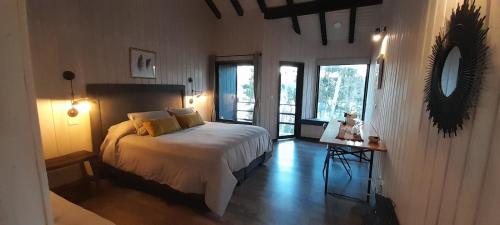 库里科Cabañas Wildki Lodge Vichuquen的一间卧室设有一张床和一个大窗户