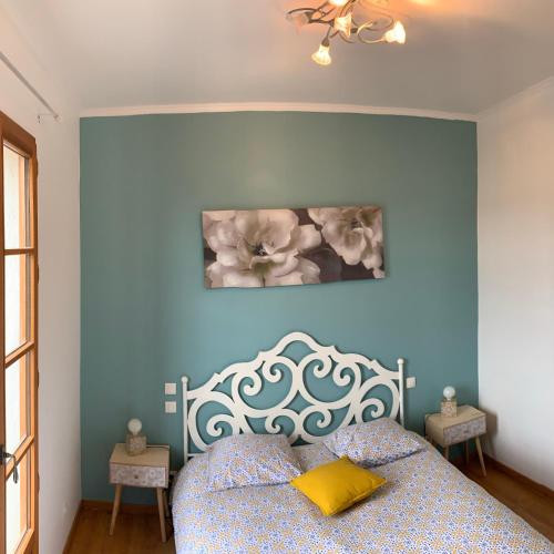 穆斯捷-圣玛丽Le Logis des Cascades1的一间卧室配有一张蓝色墙壁的床