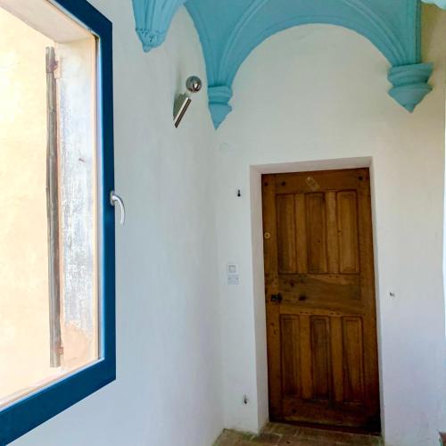 穆斯捷-圣玛丽Le Logis des Cascades1的一间拥有蓝色天花板和门的房间