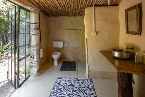 纳库鲁Punda Milias Lodge的一间带水槽和卫生间的浴室