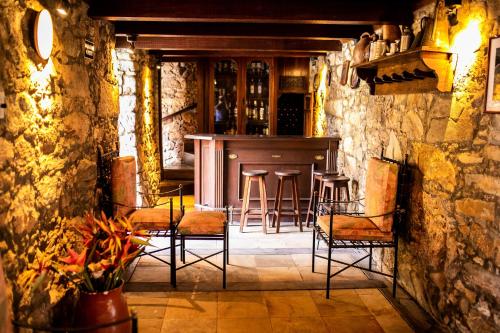 布鲁马迪纽贝洛地平线农家乐的一间酒吧,里面配有椅子和柜台