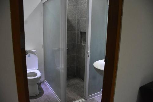 卡兰巴Lovely 2-bedroom hotspring resort的一间带卫生间和水槽的浴室
