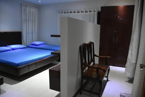 卡兰巴Lovely 2-bedroom hotspring resort的一间卧室配有一张床和一把椅子