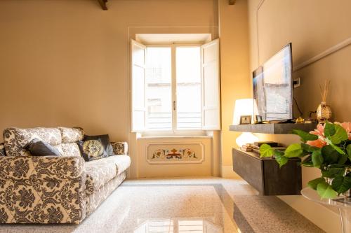 卢卡Noble Floor - Luxury Apartments的带沙发和窗户的客厅