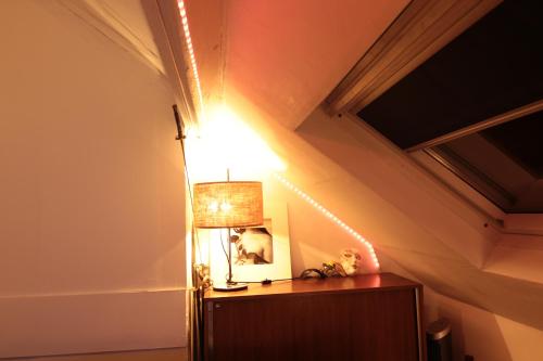 布鲁塞尔Serbie 21的房间里的桌子上的一个灯