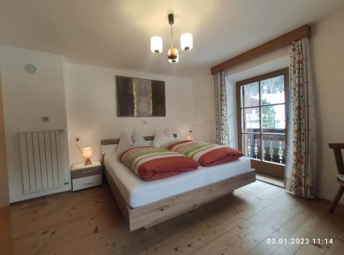 普雷多伊Appartements Klaus Bergheim的一间卧室设有一张床和一个窗口