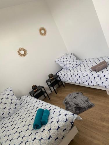 斯特拉斯堡Carpe diem的配有蓝色枕头的客房内的两张床