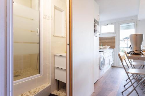 图卢兹1 bedroom/clim/wifi, St Michel station的带淋浴和洗衣机的小厨房