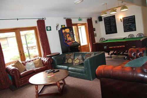 赫里福德The crown inn Longtown的带沙发和台球桌的客厅