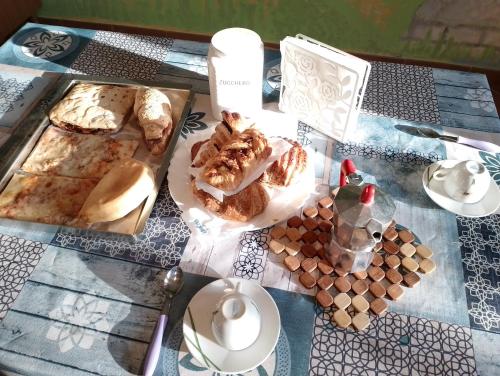 BaseliceFòndaco Pietramonte的一张桌子,上面摆放着各种面包和糕点