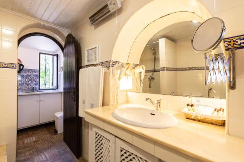 塔维拉奎塔多卡拉科尔酒店的一间带水槽和镜子的浴室