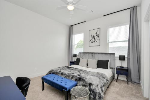 休斯顿Casa Azure - New Modern 3 BR, Med Center, NRG, UH的一间卧室设有一张大床和一张蓝色长凳