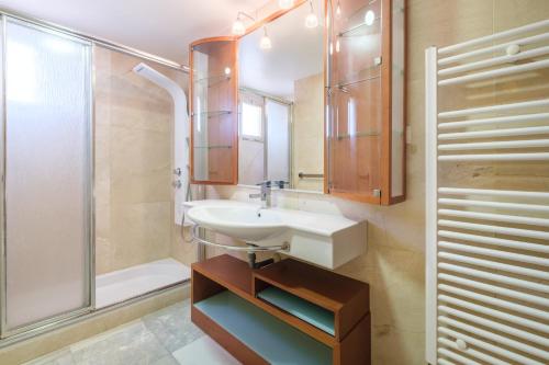 贝尼多姆Principado Arena 18-A Levante Beach的一间带水槽和淋浴的浴室