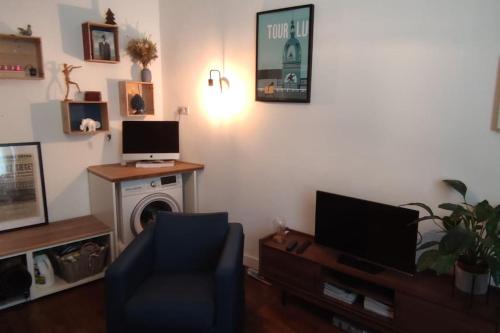 南特CŒUR MENOU, Radis'son & PARKING的客厅配有电视、沙发和椅子