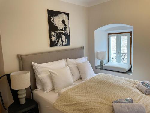 斯塔里格勒FREDYs APARTMENTs的一间卧室配有一张带白色枕头和镜子的床