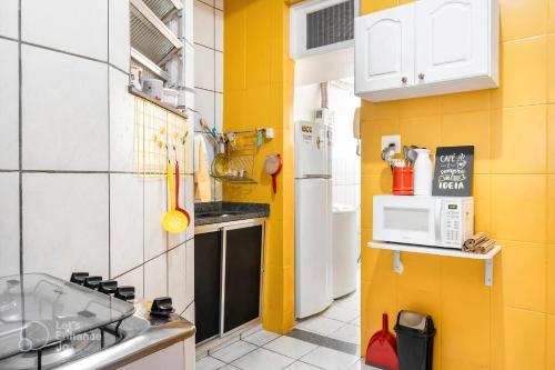 里约热内卢Hotel Mama! Copacabana (Posto1 -Leme)的一间设有黄色墙壁和白色冰箱的小厨房