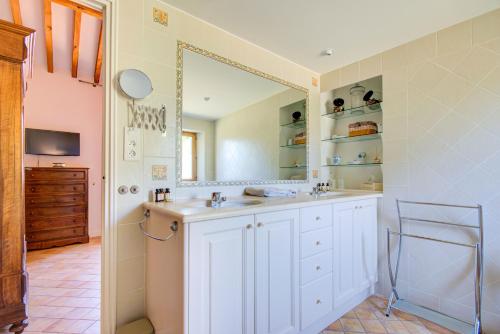 屈屈龙Les Chambres du Perussier的一间带水槽和镜子的浴室