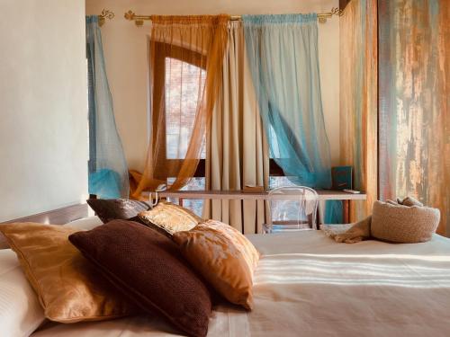 伊夫雷亚斯帕齐奥[比安科]酒店的一间卧室配有带枕头的床