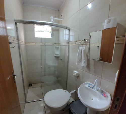 诺布里斯Casa Flor do Ipê Homes的带淋浴、卫生间和盥洗盆的浴室