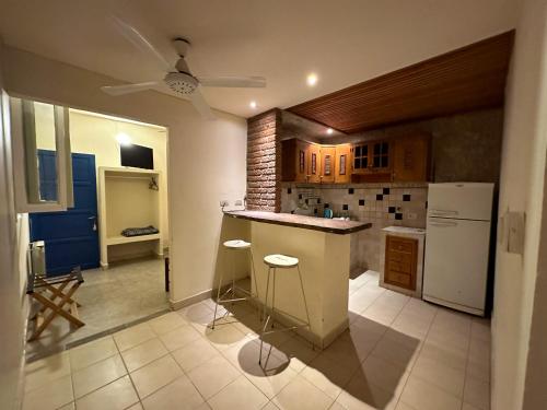 圣萨尔瓦多德朱Hotel ICONICO JUJUY Centro的厨房配有柜台和冰箱。