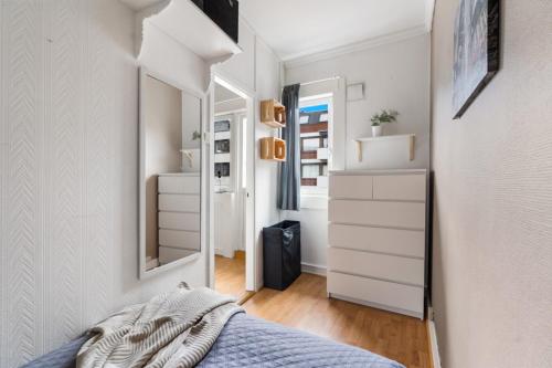 奥斯陆Small and cheap - 6 ppl - Super central - Balcony的一间卧室配有一张床和镜子