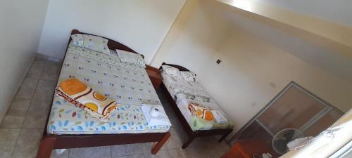 SauceHospedaje Franco-Peruano El Tambito的一间设有两张床和一张桌子的房间