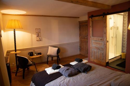 Saint-Georges-en-CouzanUn petit bout du monde的一间卧室配有带毛巾的床